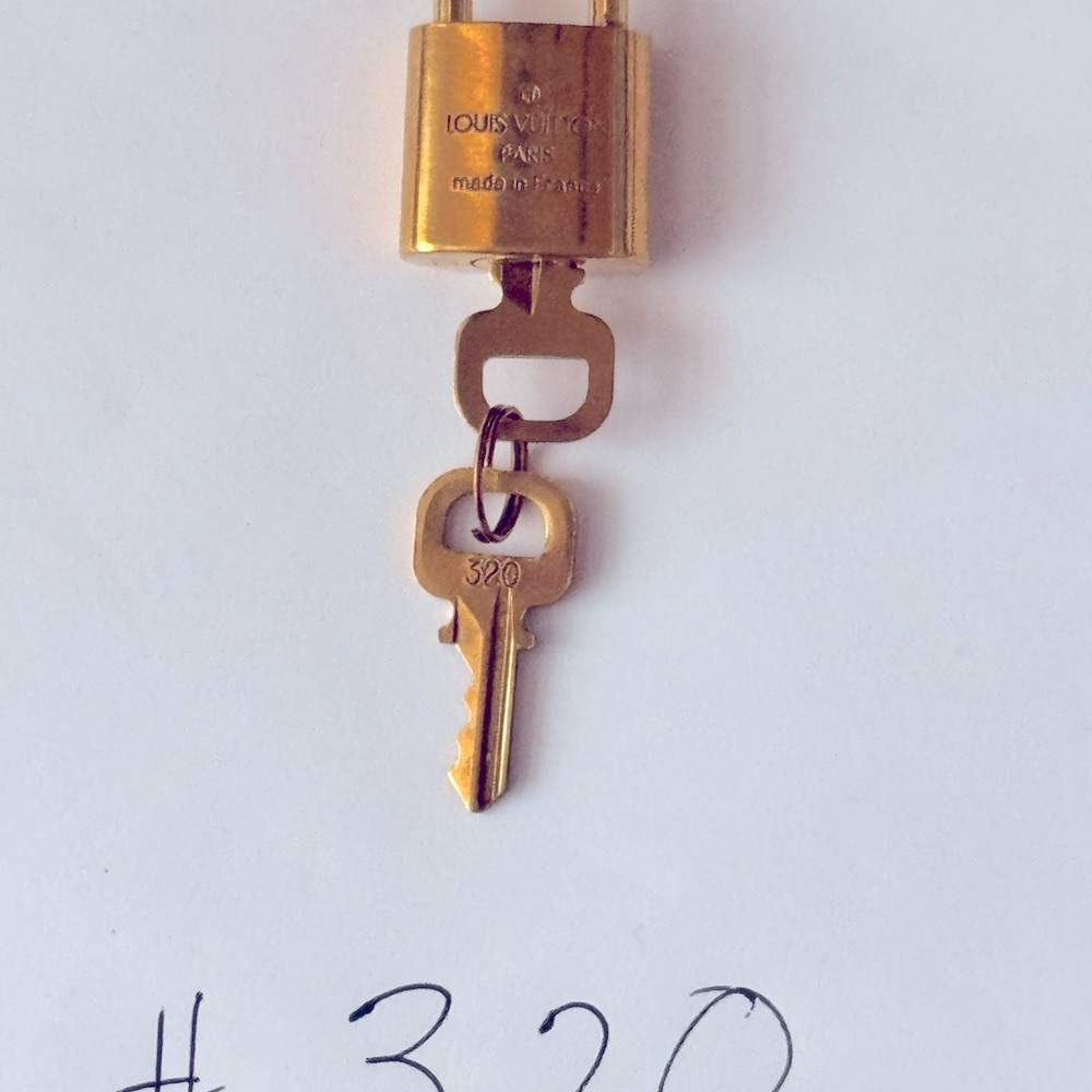 Louis Vuitton # 320 Lock and 2 keys
Rare - Picture 3 of 3